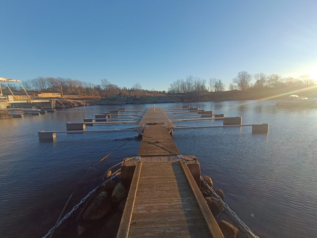 Ny flytebrygge i tre og betong