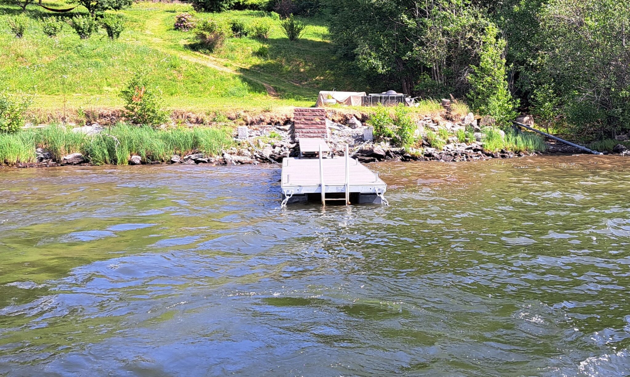 Flytebrygge med kompositt dekke