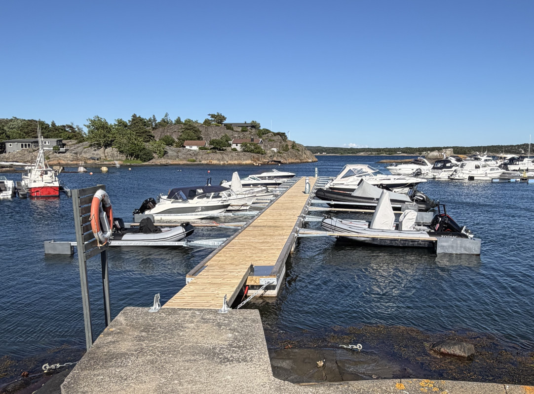 Flytebrygge i Natholmen Båtforening - tre og betongbrygge